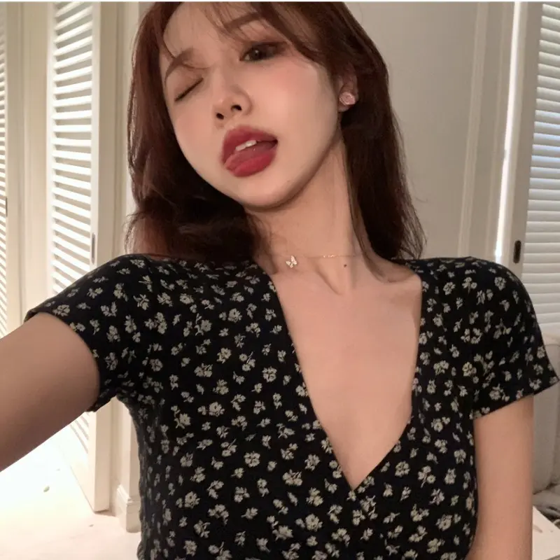 2024 Summer New Bottoming Shirt Women's Short Navel Casual Deep V-neck Small Floral Short Sleeve T-shirt Women's Top