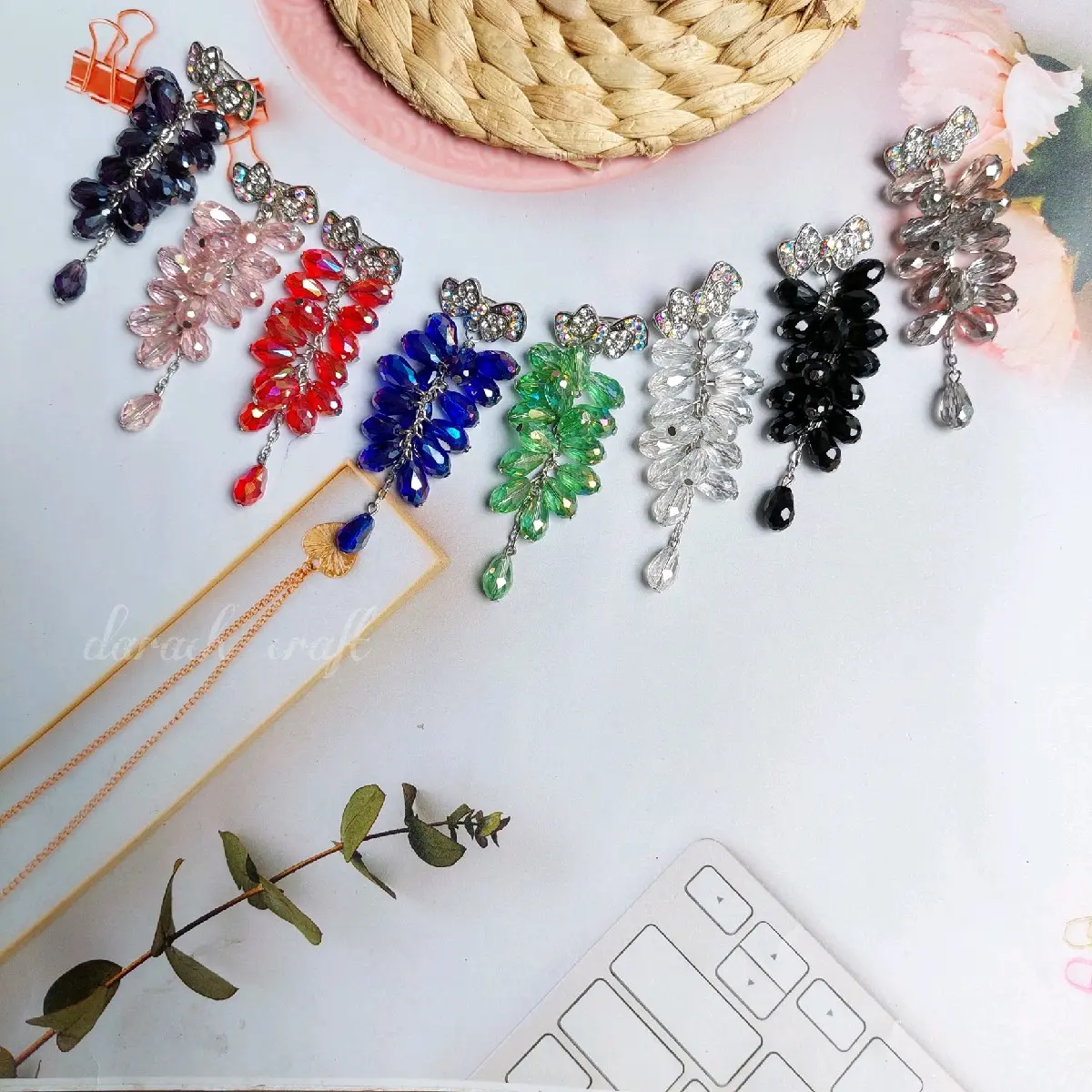 Bros Dagu Kristal Panjang 10Cm Handmade dengan Desain Elegan Aksesoris Clips Warna Putih