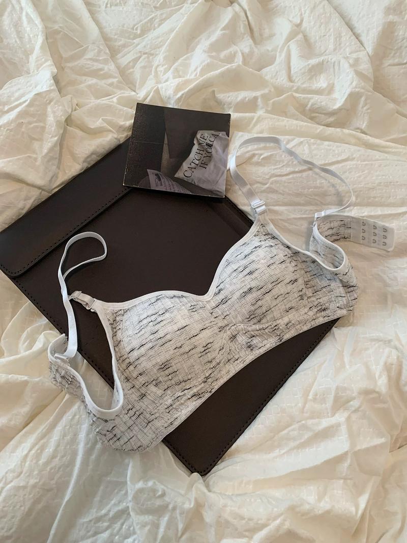 Product Introduction of Sweet girl textured underwear without steel rings and thin small breasts gathered together for junior and senior high school students' comfortable breathable bra 14