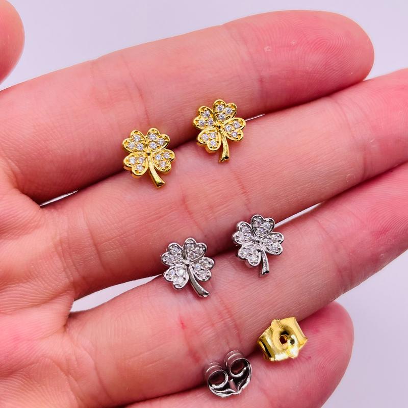Bông tai cỏ 4 lá size nhỏ bằng titan Khuyên tai cỏ bốn lá đính đá size nhỏ chất liệu titan không phai màu không rỉ sét