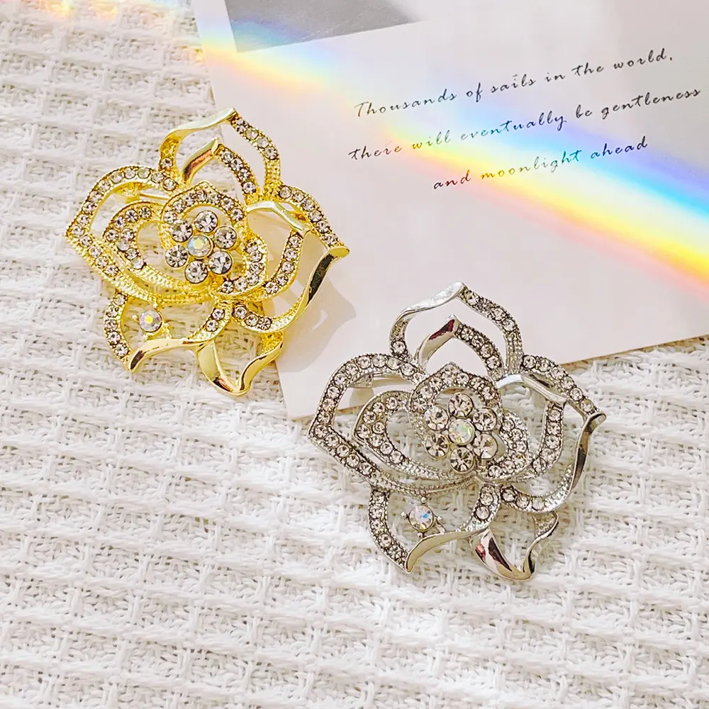 Korean Style Crystal Brooch High-Grade Niche Alloy Ornament Clothing Accessories Factory in Stock Brooch