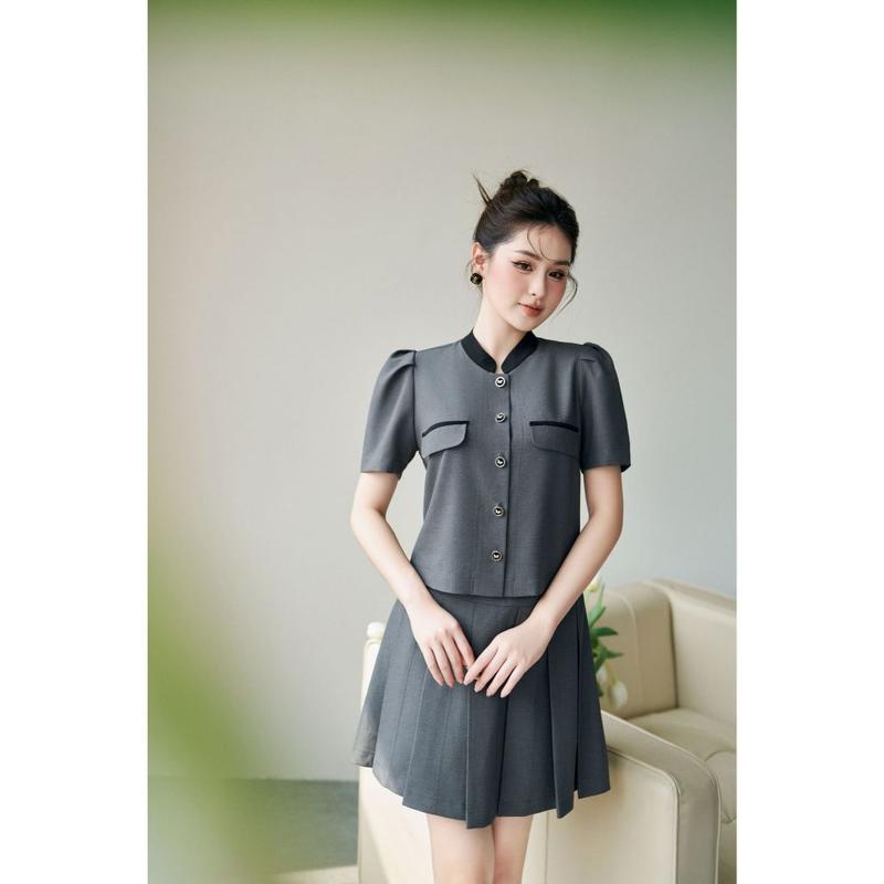 TIINSTORE Set đồ công sở nữ thiết kế áo sơ mi cổ tàu phối chân váy cạp liền xếp ly dáng ngắn AHN1034 CHN331