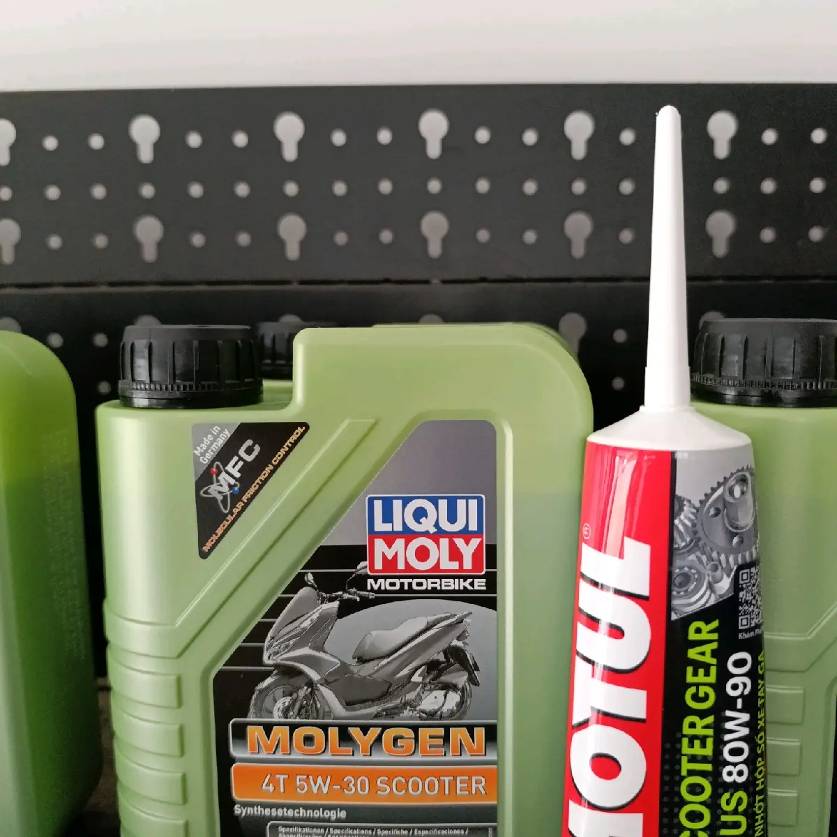 Combo Nhớt Liqui Moly Molygen 5w30 + tuýp láp Motul 120ml Dầu Nhớt
