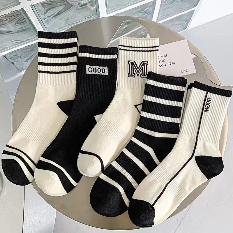 Product Introduction of Simple Black And White Striped Sports Socks 5