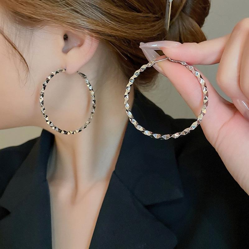 bông tai khoen tròn khía xoắn sang chảnh, khuyên tai tròn nhỏ phong cách retro