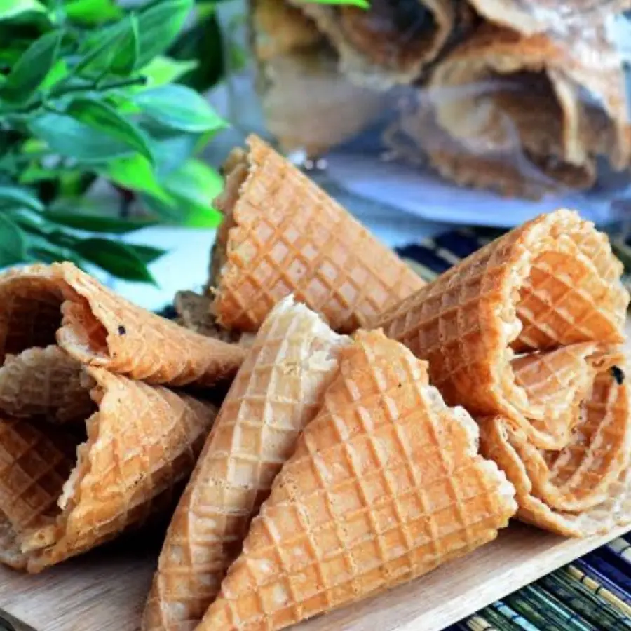 KUE SEMPRONG LIPAT /GULUNG/KERUCUT