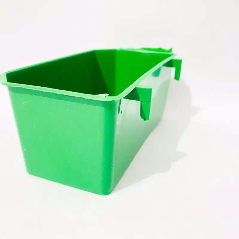 Máng đựng thức ăn cho chim bồ câu, gà chất liệu nhựa xanh giá rẻ 4