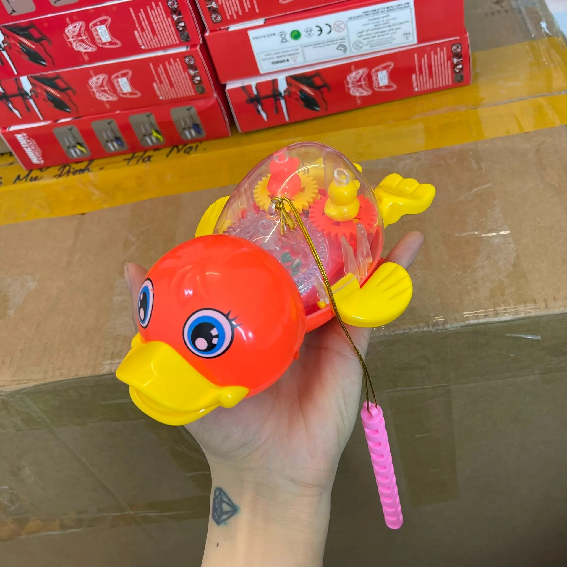 VỊT ĐÈN CÓ NHẠC VUI NHỘN CHO BÉ KÈM CÁN CẦM TAY . BÁNH RĂNG CHUYỂN ĐỘNG