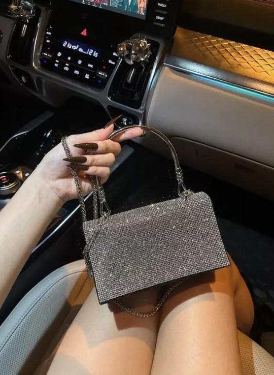 Product Introduction of Túi Xách Nữ Đeo Chéo Bag Clutch Đi Tiệc Cầm Tay Quai Kiềng Đính Đá BlingBling Màu Đen Màu Bạc Sang Chảnh Kèm Dây Xích Size 18 HÀNG CHUẨN QC Nhung Kem tuixach  thoitrang Khô sạch Nhẫn Đinh 8