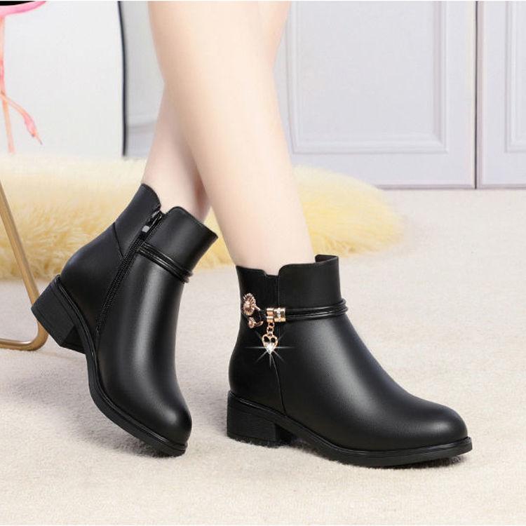 Giày bông của mẹ bằng da thật mềm, bốt mùa đông cho phụ nữ, bốt ngắn, gót vuông, lót lông cừu, ấm áp, giày của phụ nữ trung niên, giày da đen đế bằng 7
