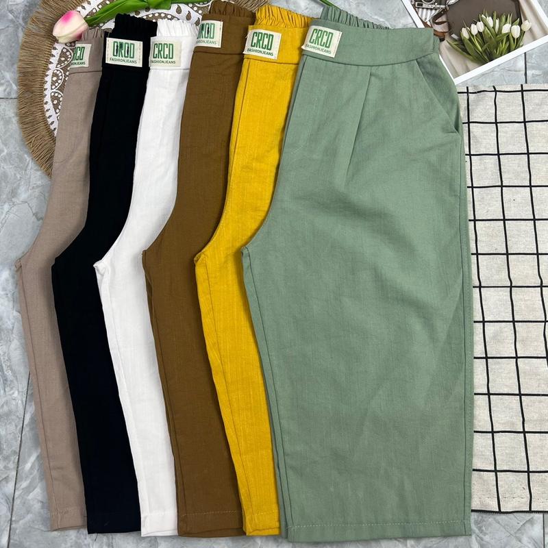 Quần lửng vải đũi cạp chun, thoáng mát.