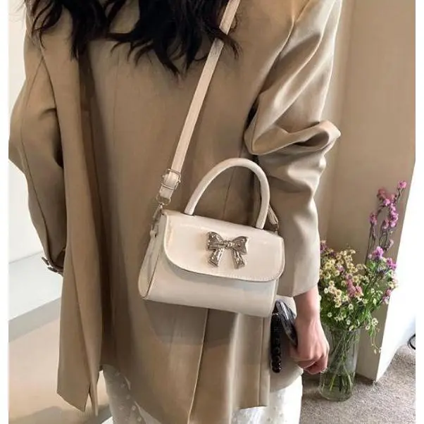 Túi mini nữ túi cầm tay đeo chéo dáng đẹp hoạ tiết nơ bạc đi chơi đi tiệc dễ thương BABUMAP - TDC013 2