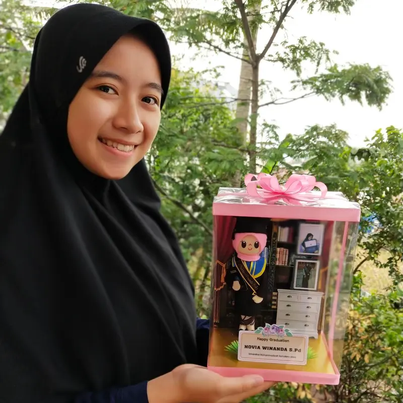 Kado Wisuda Perempuan Unik Bonekaflanelku Box Mika Sedang hadiah dolls 3