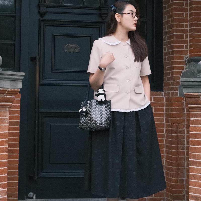 Chân váy HOA TRÀ - MAISON LEENAA, chân váy dáng dài 2 màu đen và ghi xám in nổi hoạ tiết hoa trà thanh lịch