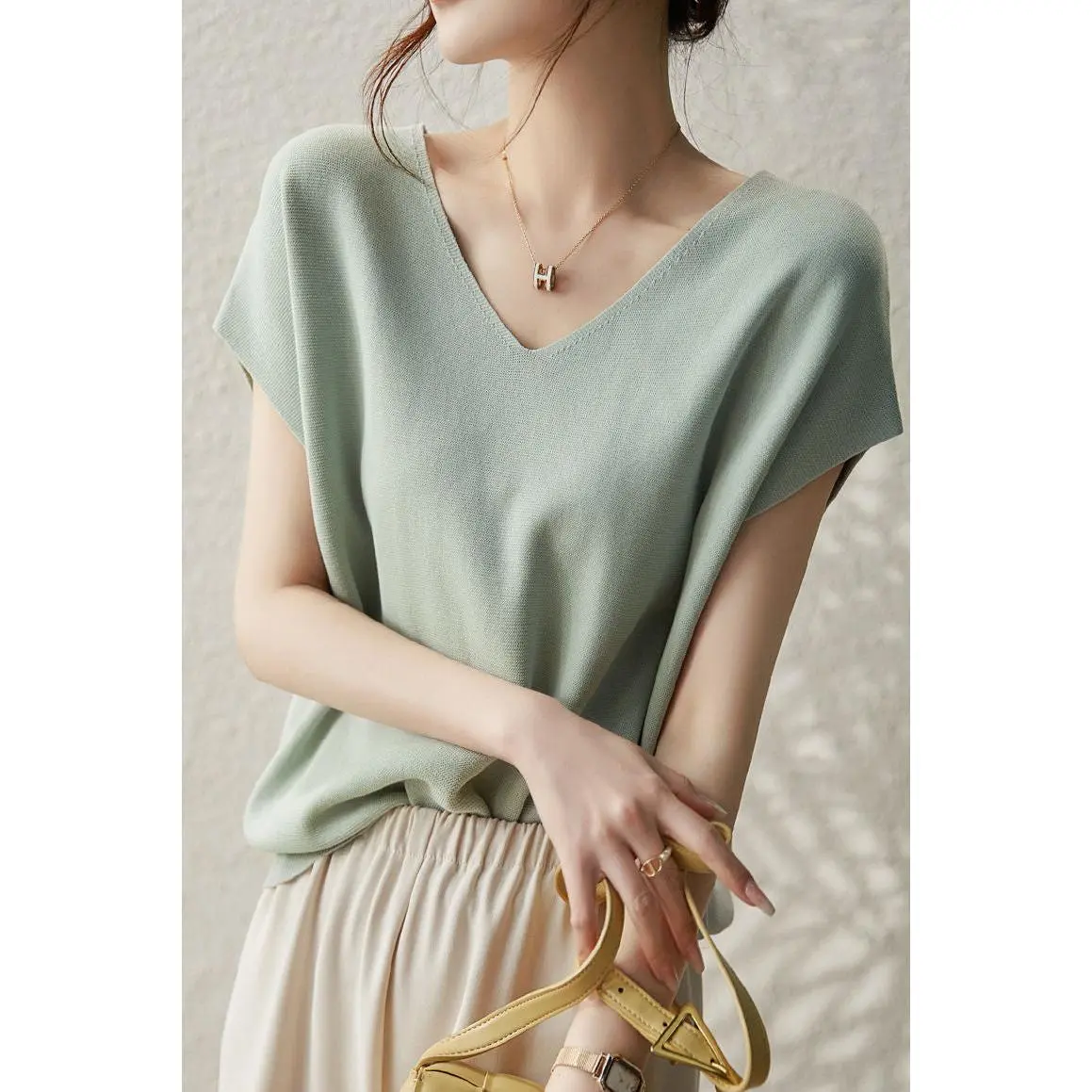 Solid - colored V - neck Knitted T - shirt