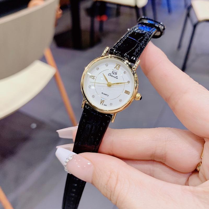 Đồng Hồ Nữ QB Dây Da Đen Mặt Trắng Viền Bo Bản Mới Dây Da Gương Đeo Tay Voi Women Đeo Tay Voi Watch