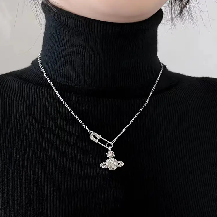 Vòng Cổ Thép Titan Phiên Bản Cao, Kim Cương Lấp Lánh, Mặt Dây Chuyền Kẹp Giấy Sao Thổ, Phụ Kiện Dây Chuyền Áo Len Độc Đáo Dây Chuyền Xương Đòn Bùng Nổ vòng  cổ  cỏ  bốn  lá vòng  cổ  nữ  cỏ  4  lá Áo Dài Suông