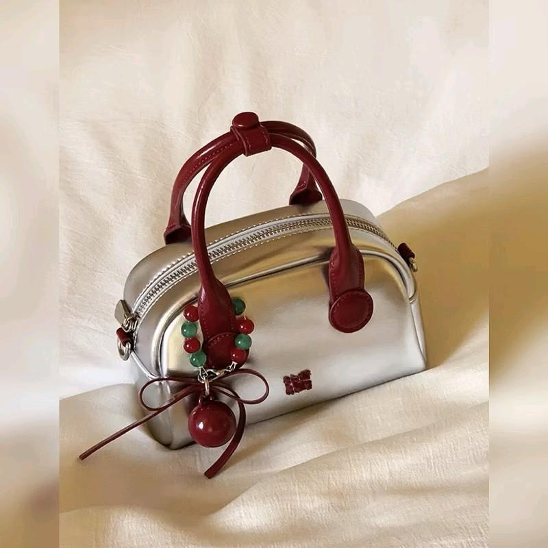 Túi Trống Bạc Đeo Chéo,Đeo Vai Quai Đỏ Đen kèm Charm Hạt Thời Trang Nữ Tính (Charm hạt màu ngẫu nhiên)-HTM326 Bag Kem Da Nhung xách