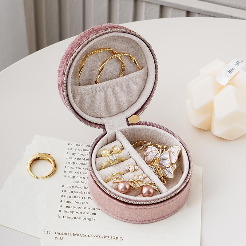 Product Introduction of Plush Travel Jewelry Box, 1 Count Portable Jewelry Case for Women and Girls, Jewelry Organizer Display Box for Necklace Earring Rings Bracelet 7