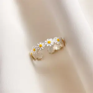 【Liuoopui】Cincin Bunga Daisy Putih dengan Desain Terbuka yang Dapat Diatur untuk Wanita, Gaya Musim Panas yang Segar seperti Hutan