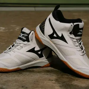 Sepatu voli boots mizuno wave momentum 2 White good quality