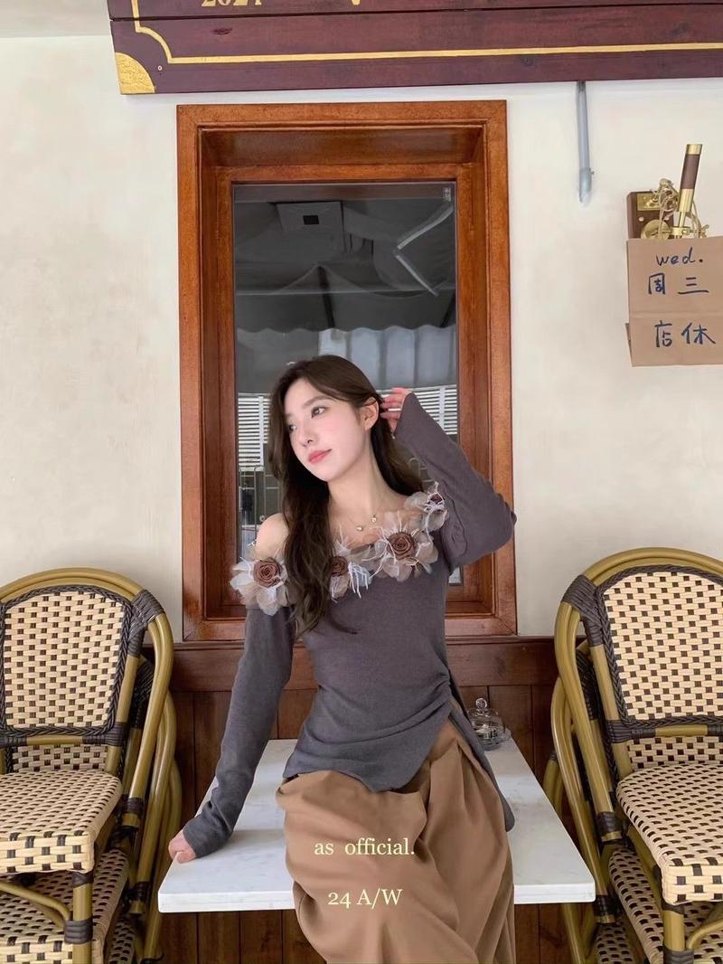 Product Introduction of Áo Thun Dài Tay, Phong Cách Hàn Quốc, Thiết Kế Hoa Nhẹ Nhàng Dành Cho Nữ, Hàng Mới Về Đầu Mùa Thu, Tay Áo Dài, Buộc Dây Bất Đối Xứng Vai Nghiêng, Áo Sơ Mi Lớp Nền, Áo Đẹp 26