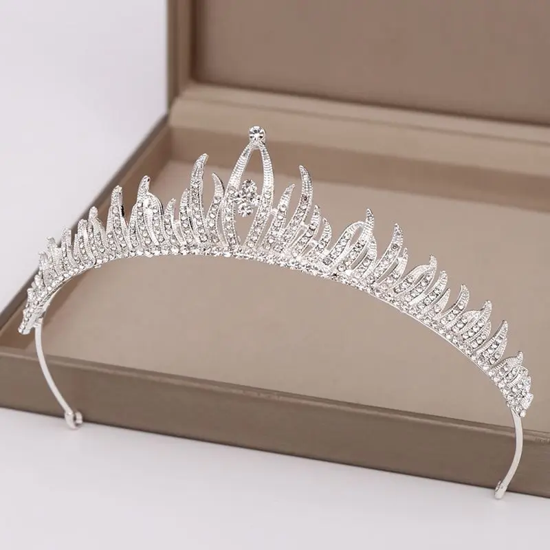 Mahkota wisuda warna silver