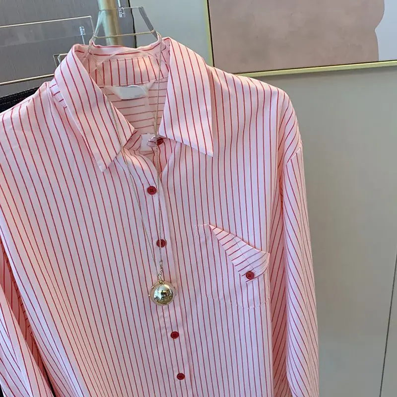 เสื้อเชิ้ตลายทางสีชมพูหวาน SS24 สำหรับผู้หญิง ฤดูใบไม้ผลิ มาใหม่ ดีไซน์เก๋ไก๋ ทรงหลวม สไตล์เกาหลี เสื้อเชิ้ตแขนยาว