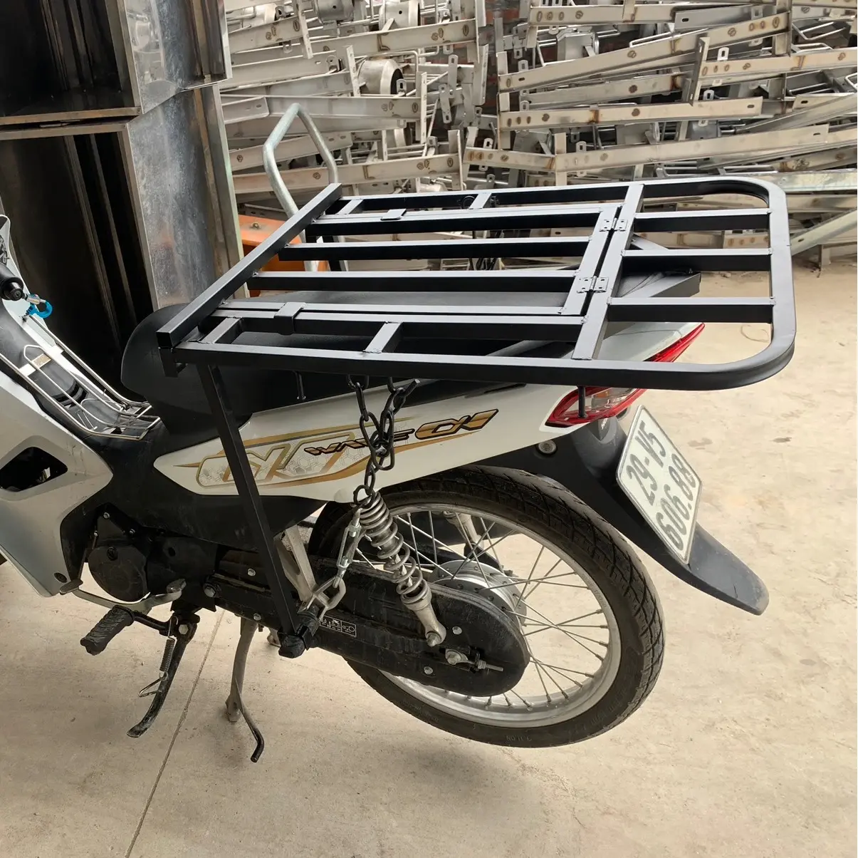 Baga xe máy, giá chở hàng, kệ chở đồ đa năng mở cốp đổ xăng tiện lợi
