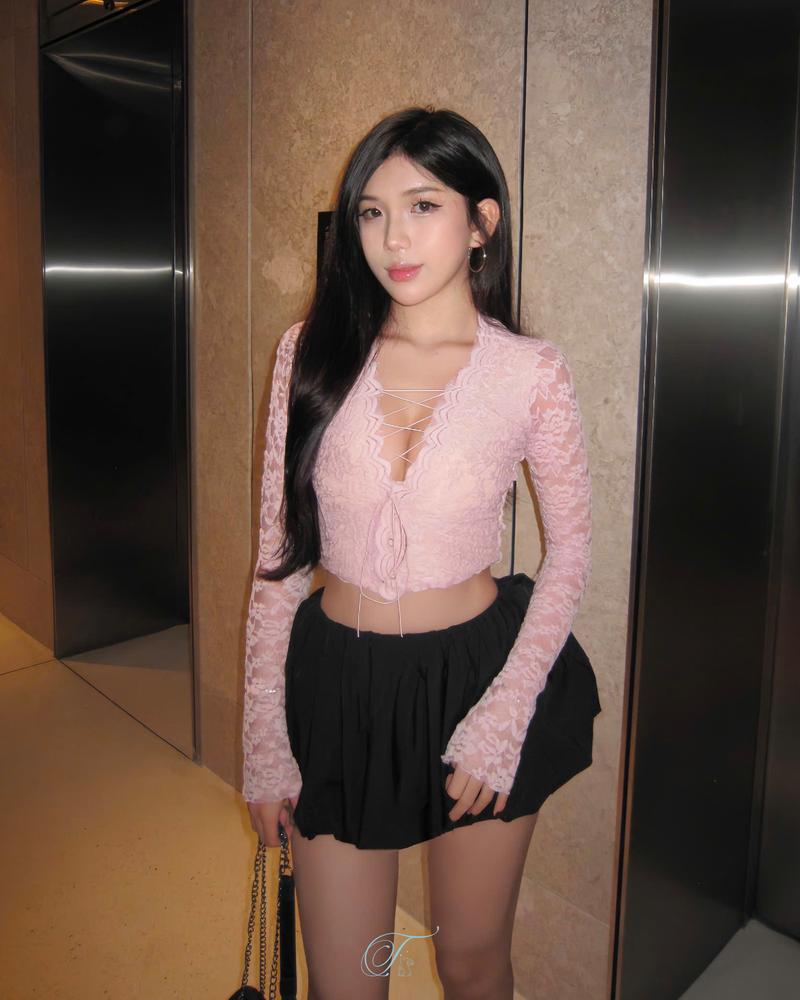 Product Introduction of Áo croptop ren hoa PETAL - Tipblu 8