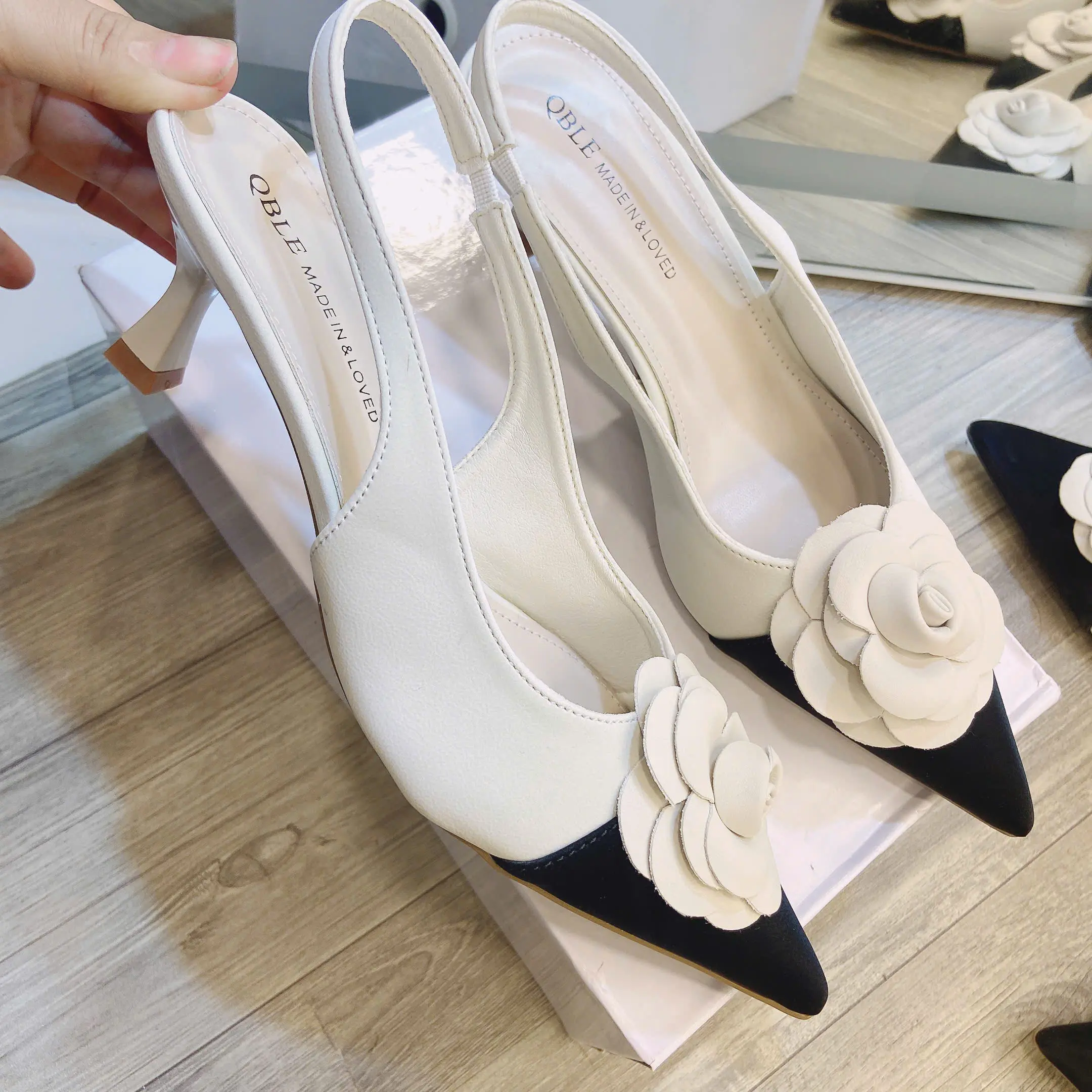 Giày gót nhọn 5cm bít mũi đính hoa da nữ shoes.