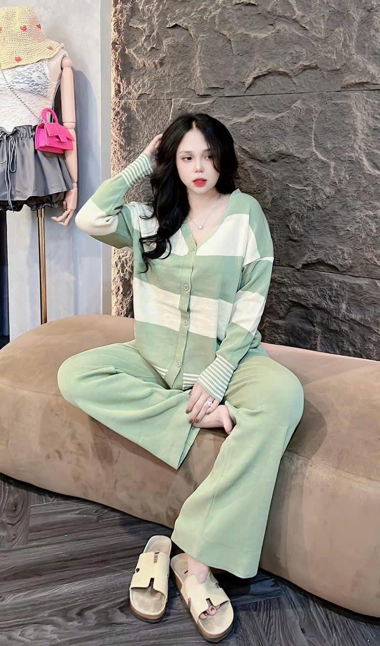 Product Introduction of Set bộ thun tăm tay dài gài nút cổ v màu ô vuông kèm quần ống suông rộng 2