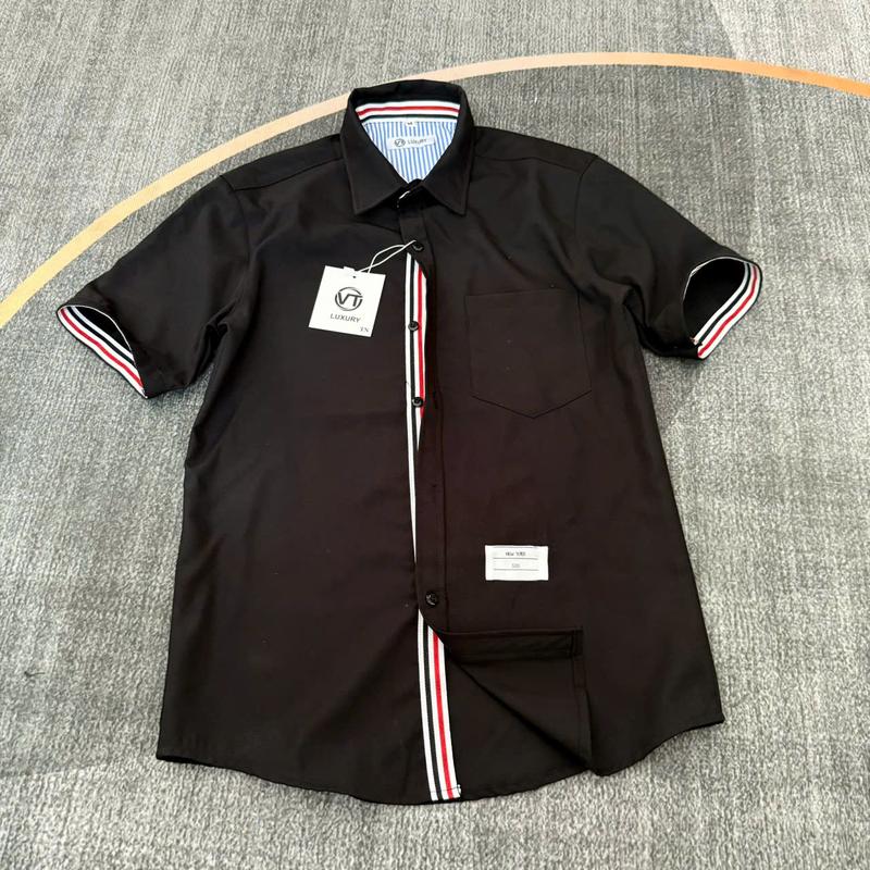 Sơ mi nam tay dài phối túi cổ thêu 3 sọc 2 màu đen trắng. Phong cách sang trọng Menswear Áo Shirt Có Cổ Nhung 3