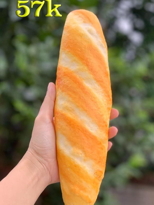 Mô hình bánh mì sẻ nhiều chéo trưng bày thay cho bánh thật 0
