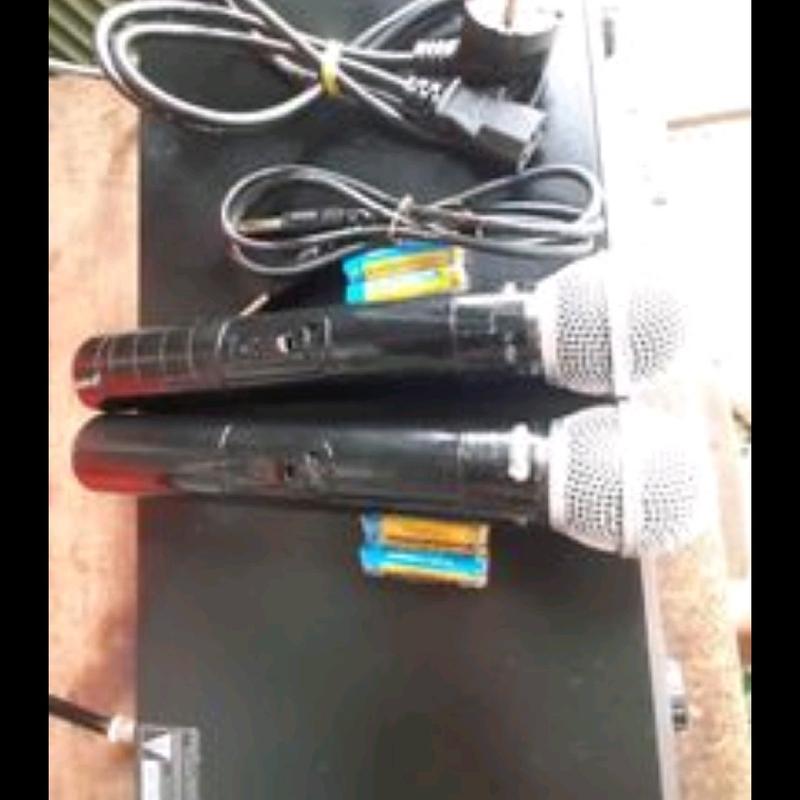 Cặp Micro Không Dây SHUREE molel U-930 củ sài bình thường,tiếng lớn hay như hát sân khấu như hình chụp trên tần số 809.3MHZ và 827.8MHZ gồm cặp mic,đầu thu,dây nguồn,hai pin 1.5v 1 cục,dây jack 3ly..dùng karaoke gia đình,rao bán đồ la đường phố..