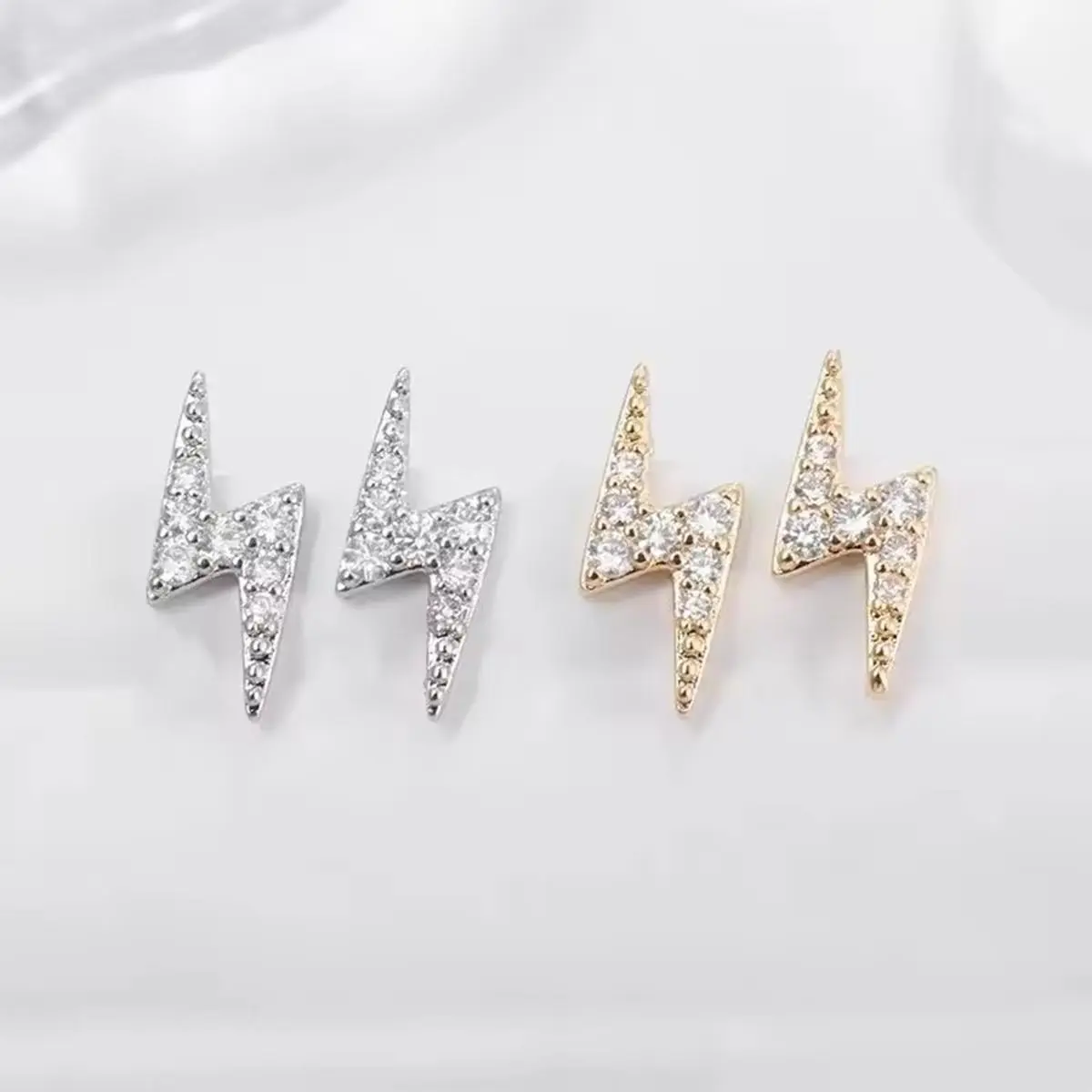 Small And Exquisite Lightning Earrings, Small Size Korean Style, Lovely And Simple Design, Easy To Match, With Personality, Small Size