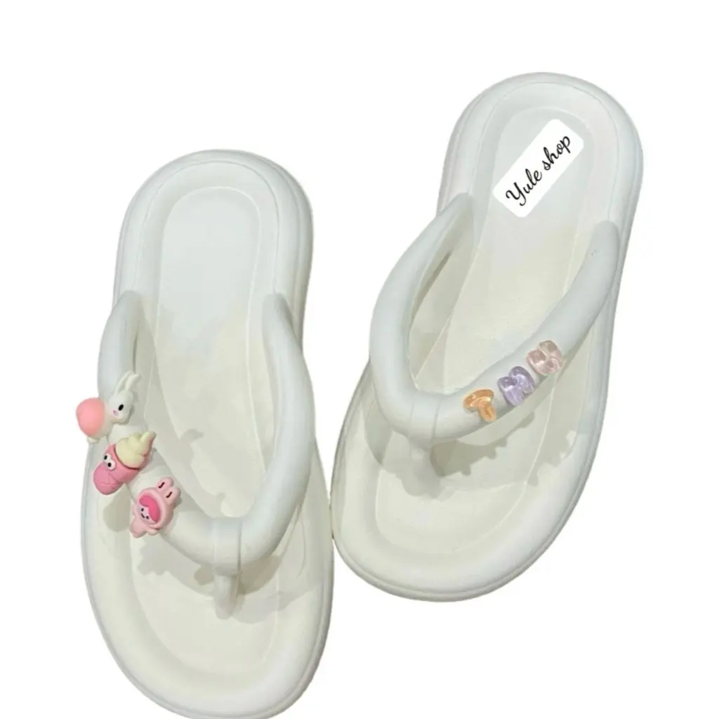 HÀNG QC SẴN  2024 Phong Cách Mới Flip-Flops dép tông xỏ ngón xốp  ( đính kèm charm Chữ theo yêu cầu )