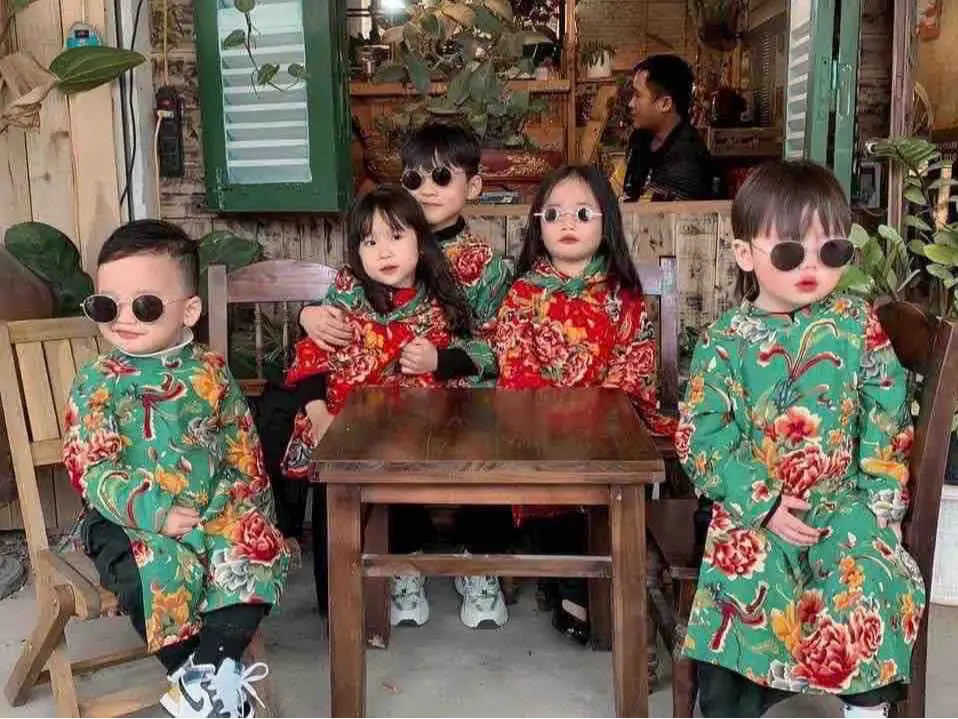 Bộ Quần Áo Dài Công kèm Khăn Mỏ Quạ cho Bé