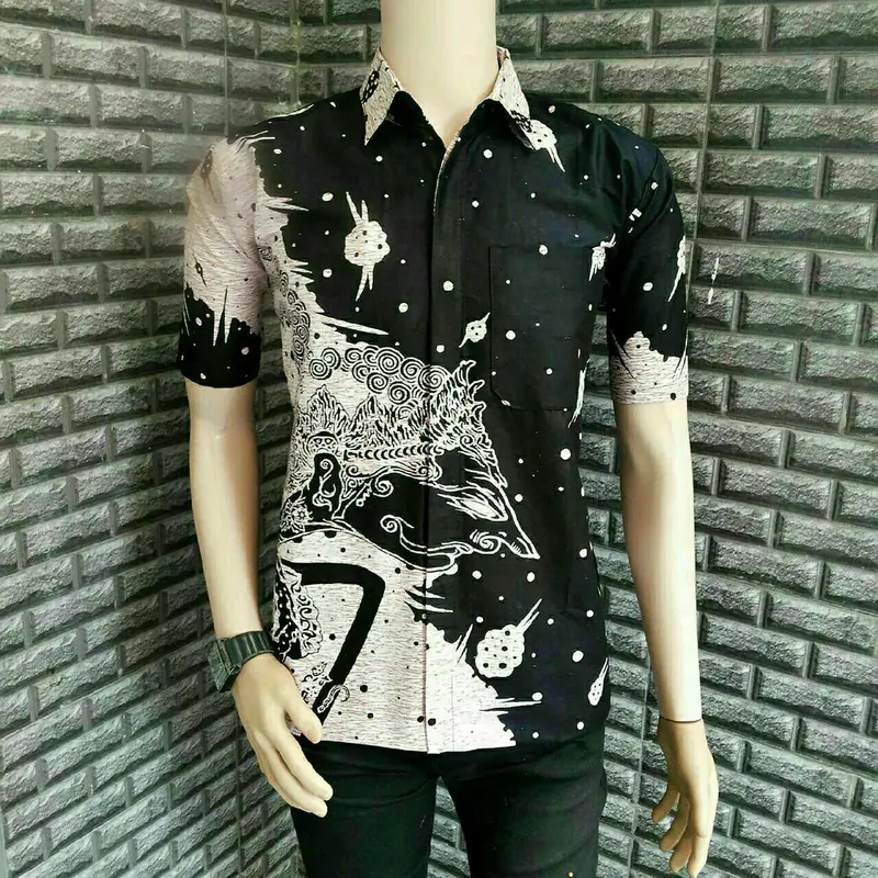 kemeja batik lengan pendek motif wayang hitam putih 0
