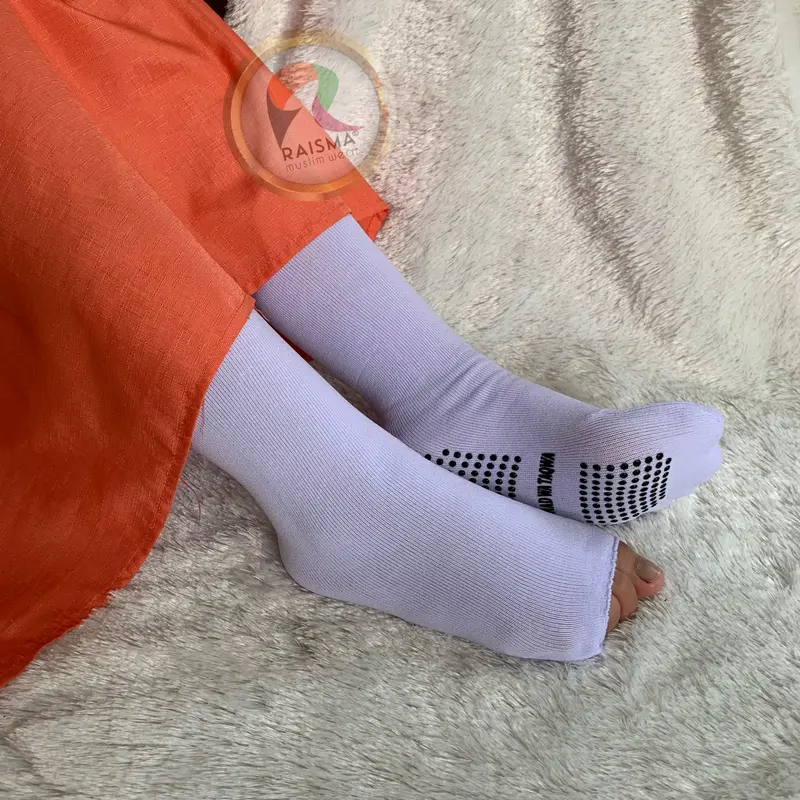 Raisma - Kaos Kaki Wudhu Anti Slip Perlengkapan Umroh Haji Muslimah Coklat Hitam 1