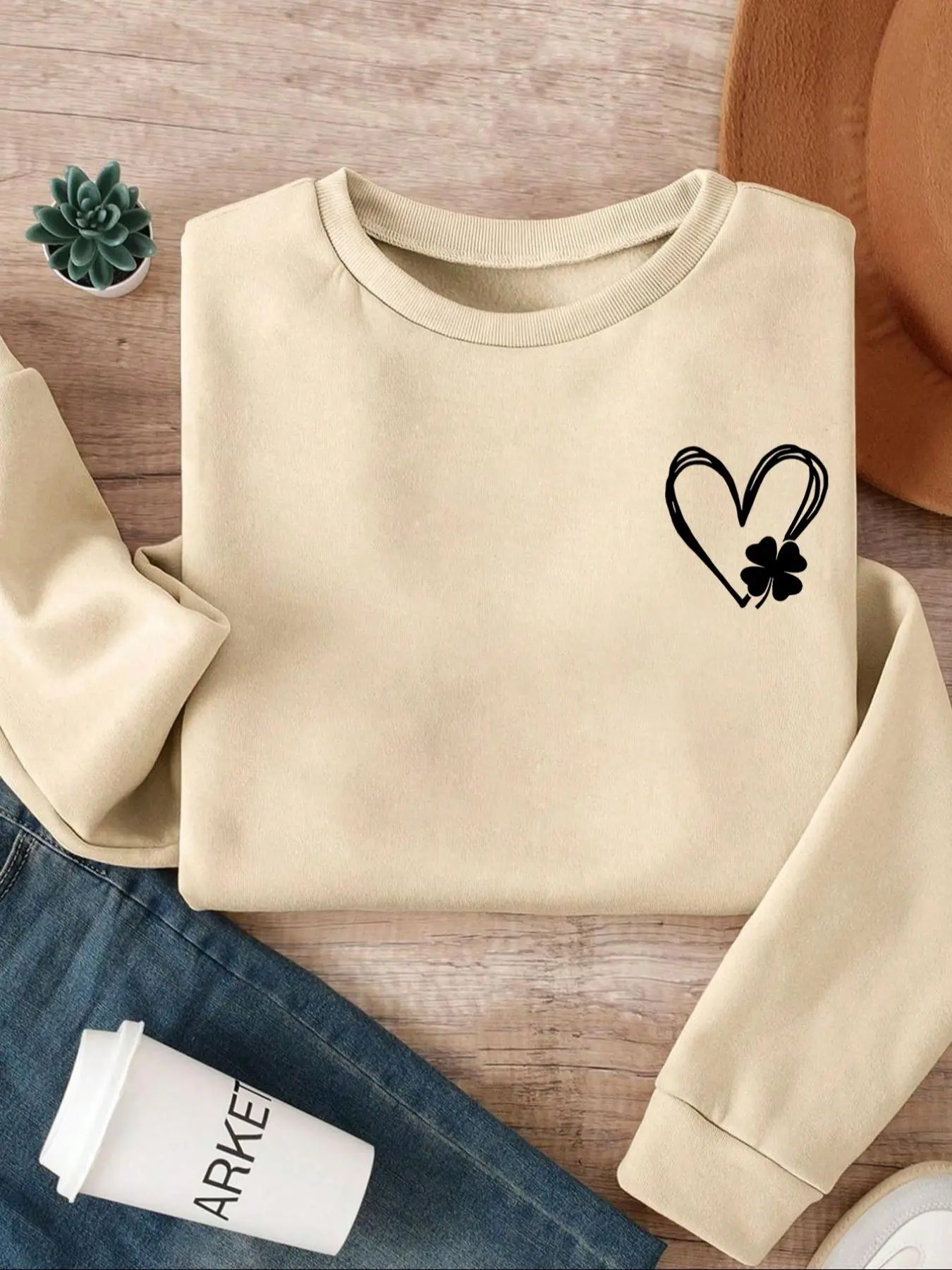 Women's Heart Print Round Neck Pullover, Fashion Casual Crew Neck Sweatshirt for Daily Holiday Outdoor Wear, Ladies Clothes for All Seasons