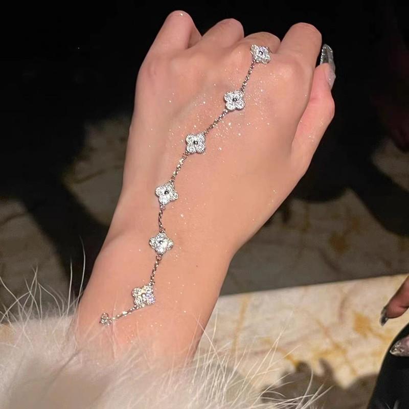 Product Introduction of Vòng Tay Zircon Dát Siêu Nhỏ Cỏ Ba Lá, Thiết Kế Sang Trọng Giá Cả Phải Chăng, Vòng Tay Năm Hoa Fritillary, Tinh Tế Và Cao Cấp, Dễ Phối Đồ, Thích Hợp Cho Nữ, Không Màu 9