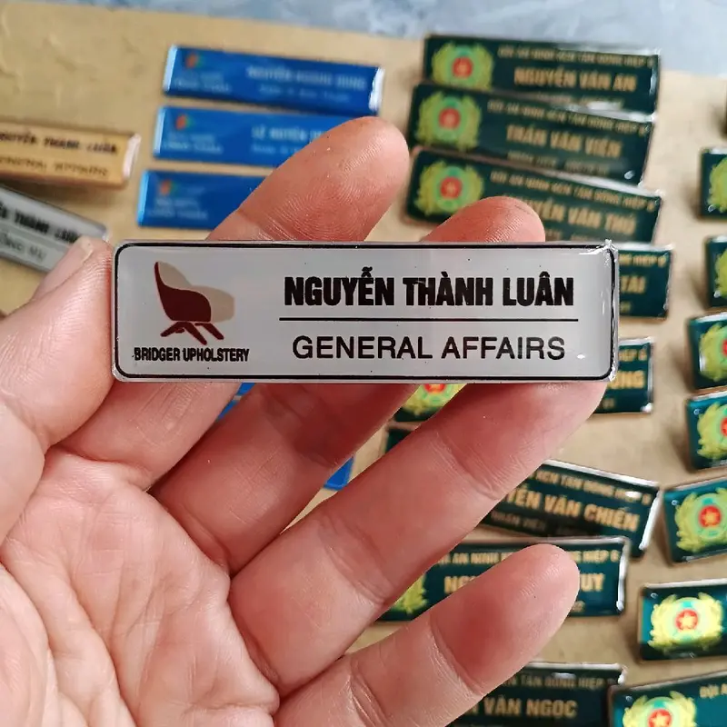 Biển tên cài áo, bảng tên cài áo, Bảng tên nhân viên , Thẻ tên nhân viên gắn  nam châm hoặc ghim cài 0