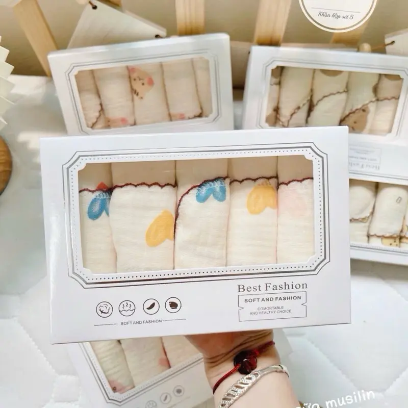 Hộp 5 Khăn Muslin Cao Cấp 100% Cotton Mềm Mại Nền Kem,Dùng Làm Yếm Dãi,Khăn Mặt Cho Bé kt 30x30.Chất Liệu Thấm Hút Tốt,Mềm Mại với Làn Da Em Bé,Kháng Khuẩn Cho Trẻ