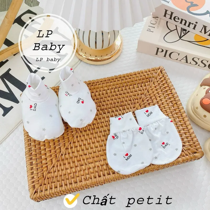 ￼Sét 5 bao tay,  5 bao chân cho bé sơ sinh Chất liệu : vải thun petit cao cấp rất mềm mại và mát mẻ cho bé yêu sự khởi đầu hoàn hảo Sai cho bé từ 0-3 tháng 3