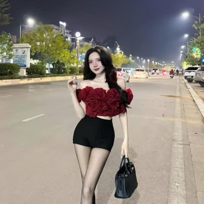 ÁO CROPTOP ĐÍNH HOA NỔI CHUN LƯNG - Hân Linh shop