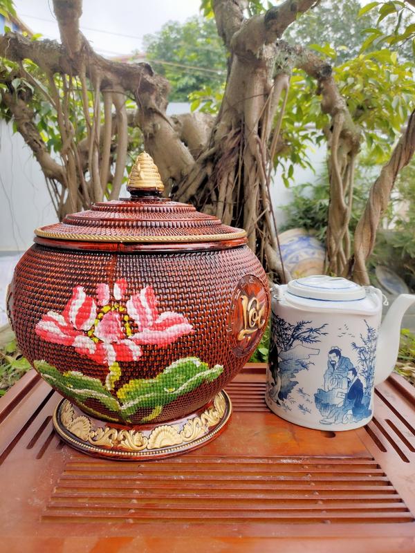 Bộ giỏ ủ ấm trà vẽ hoa sen, kèm ấm tích pha trà dung tích 1.5l