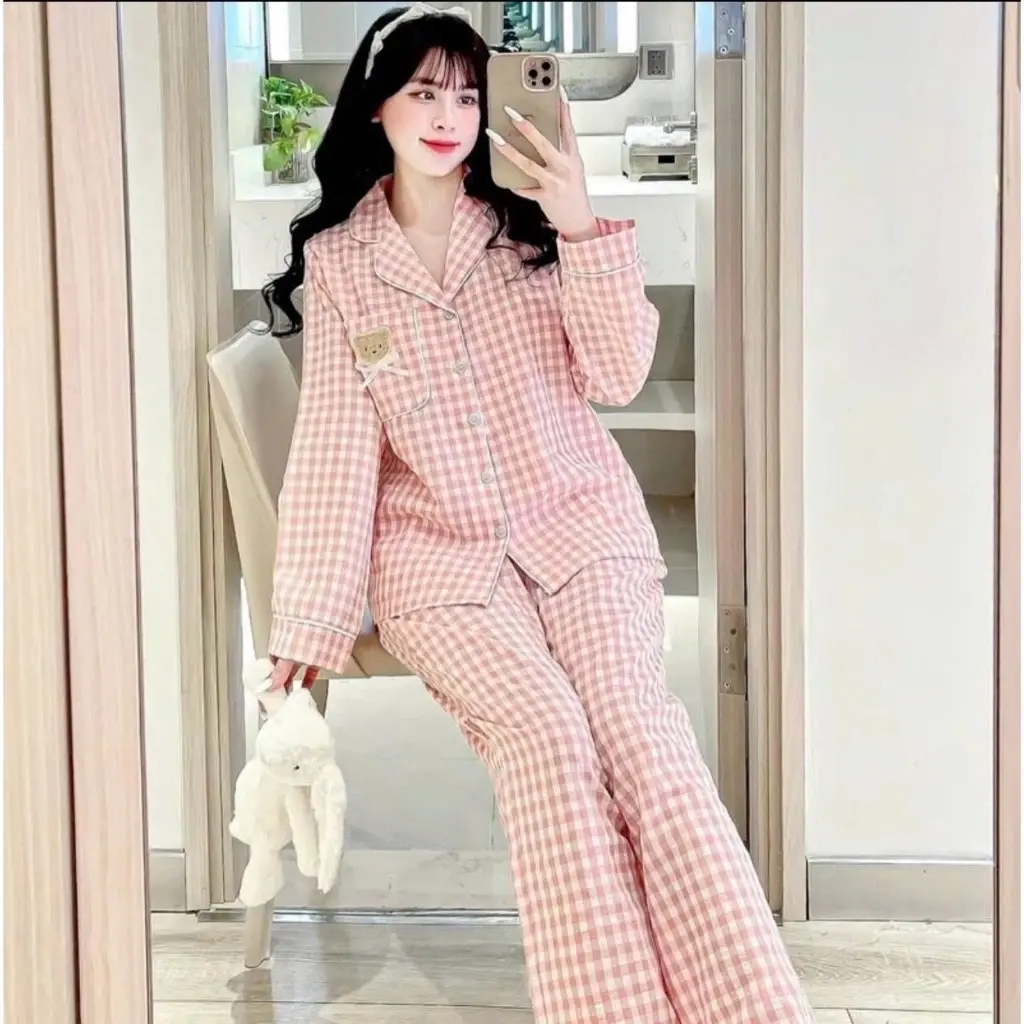 Bộ đồ pijama dài tay cổ bẻ kẻ caro túi thêu gấu xinh xắn Women Nữ  Áo Quần Ngủ (<58kg)