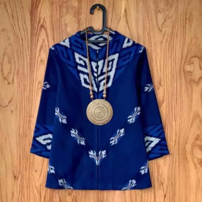 Blouse tenun etnik motif kalimantan