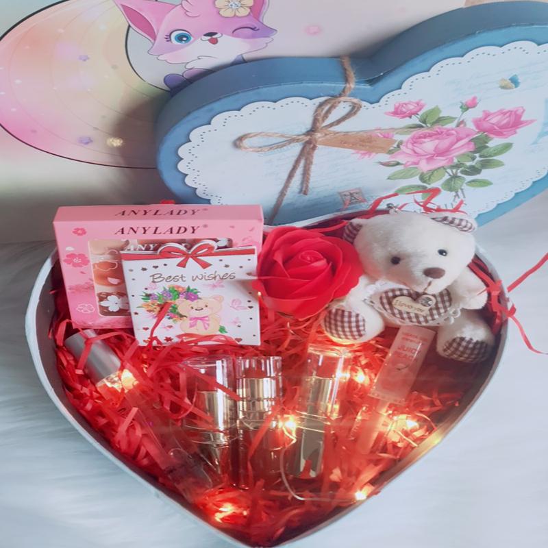 Bộ quà tặng sinh nhật ngày lễ, ngày kỉ niệm cho bạn gái, vợ, mẹ, chị em gái( sản phẩm gồm 1 nước hoa, 1 bảng phấn mắt, 3 cây son lì, 1 cây son dưỡng, gấu bông, thiệp, đèn led hộp quà, túi quà và đồ trang trí)